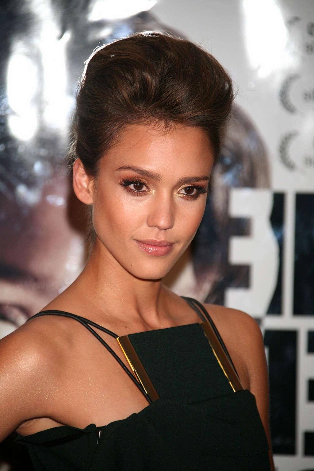 16P Jessica Alba downblouse and very leggy in mini skirt paparazzi shoots