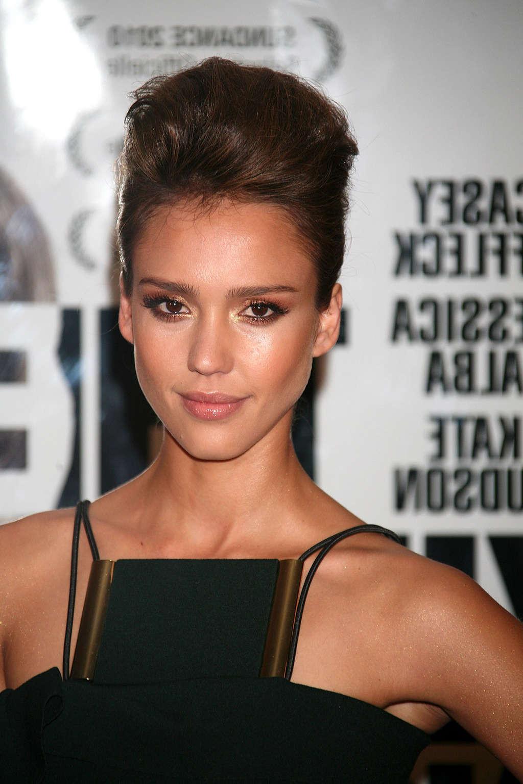 16P Jessica Alba downblouse and very leggy in mini skirt paparazzi shoots