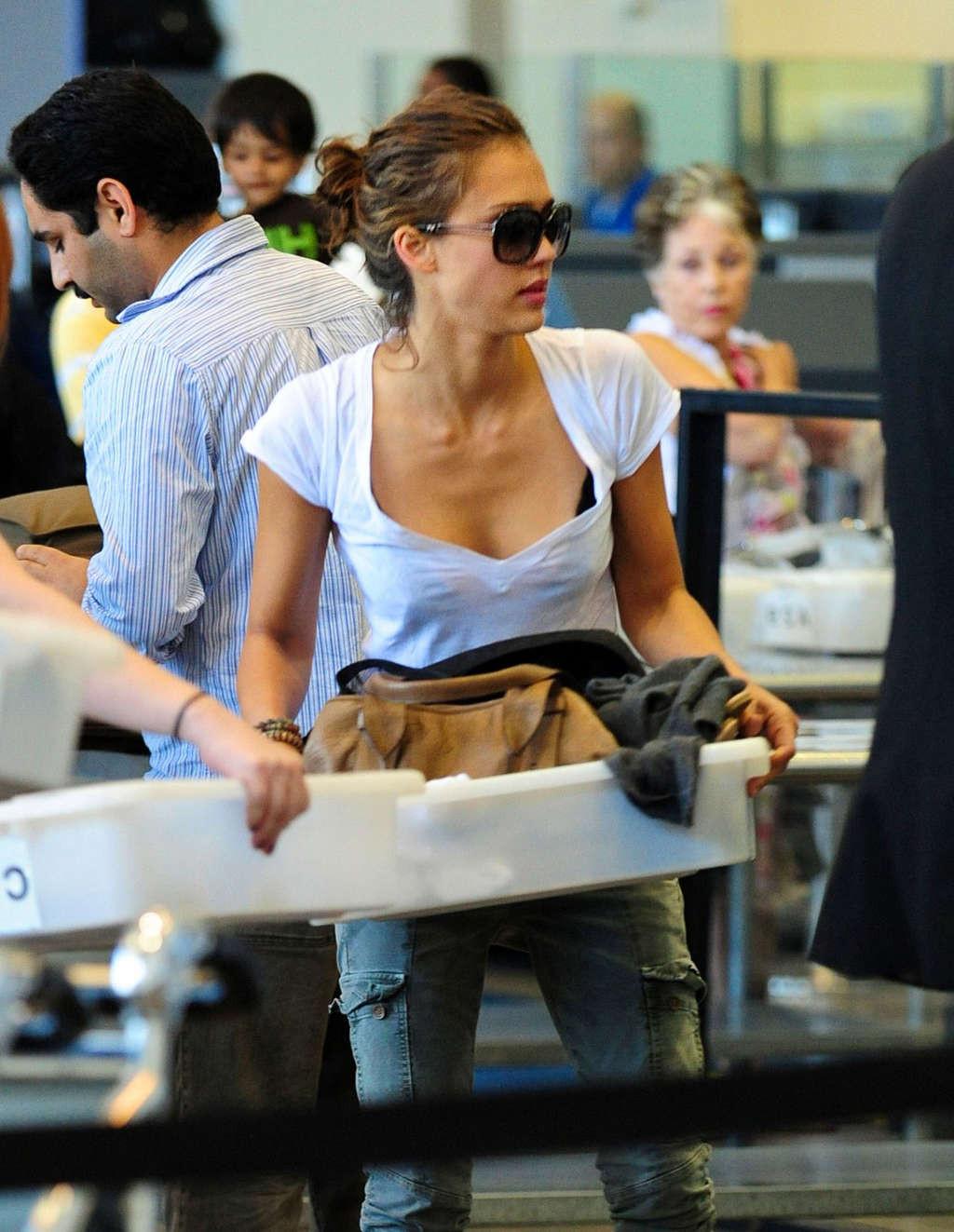 16P Jessica Alba downblouse and very leggy in mini skirt paparazzi shoots