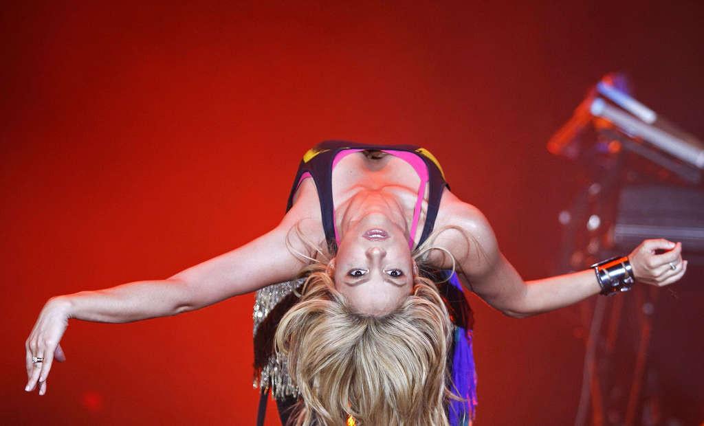 10P Shakira downblouse and sexy performing on stage paparazzi shoots