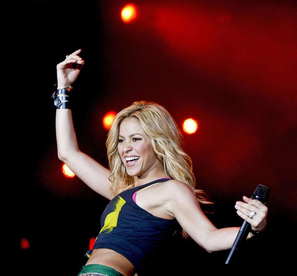 10P Shakira downblouse and sexy performing on stage paparazzi shoots