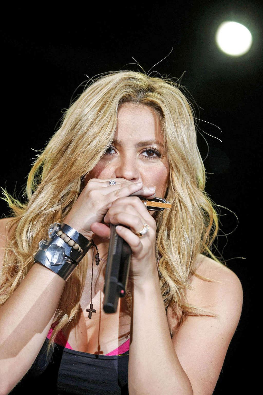 10P Shakira downblouse and sexy performing on stage paparazzi shoots