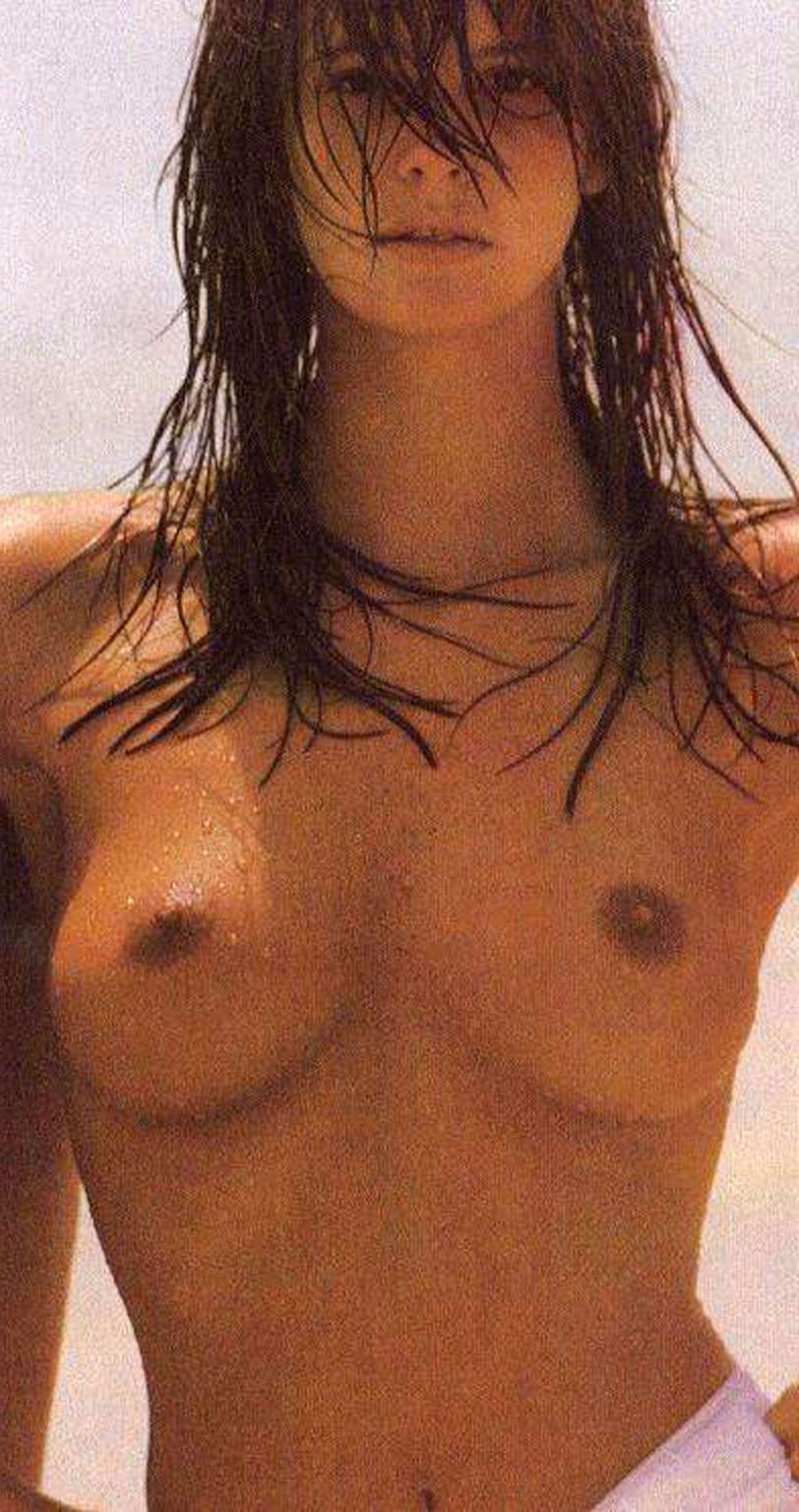 10P Elle MacPherson revealing her nice big tits on beach and in see thru paparazzi s