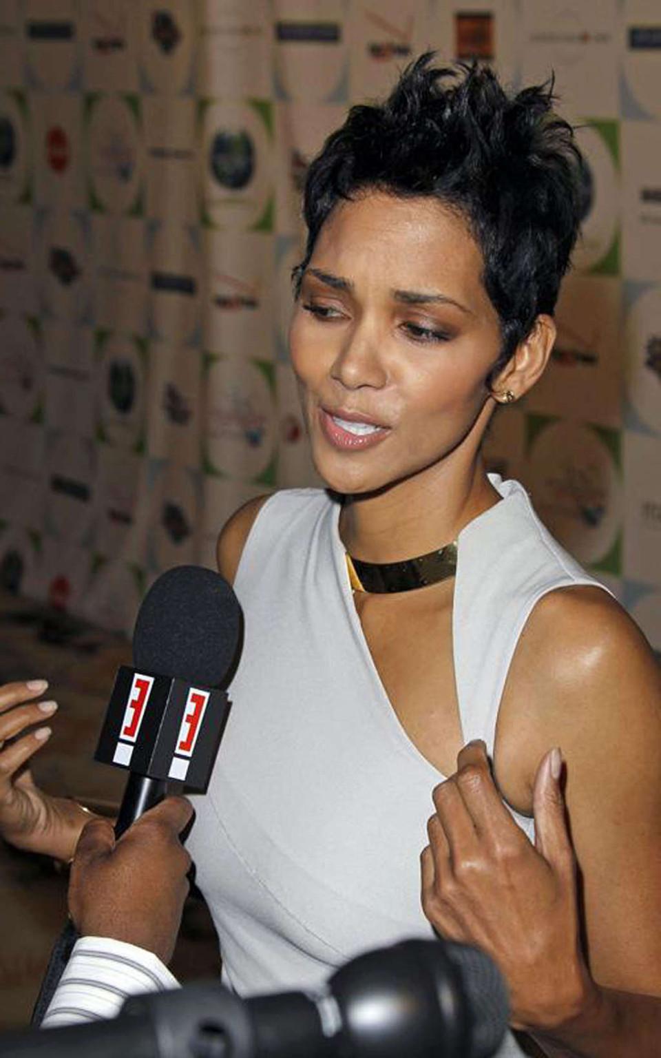 10P Halle Berry reveals her nice tits and upskirt oops paparazzi shoots