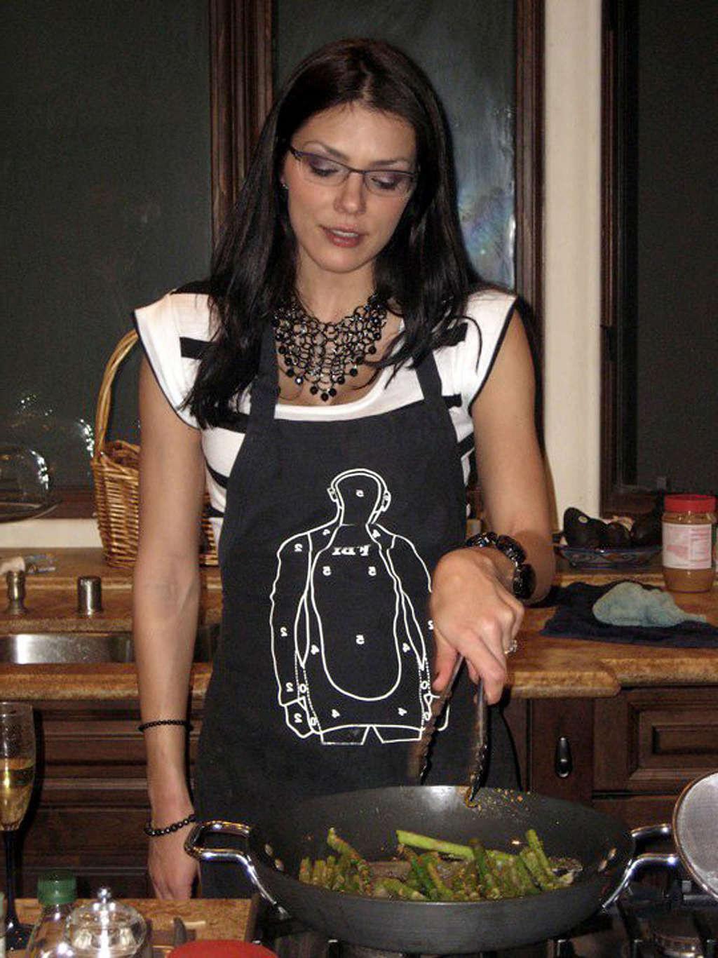 16P Adrianne Curry looking very hot and sexy on her private photos