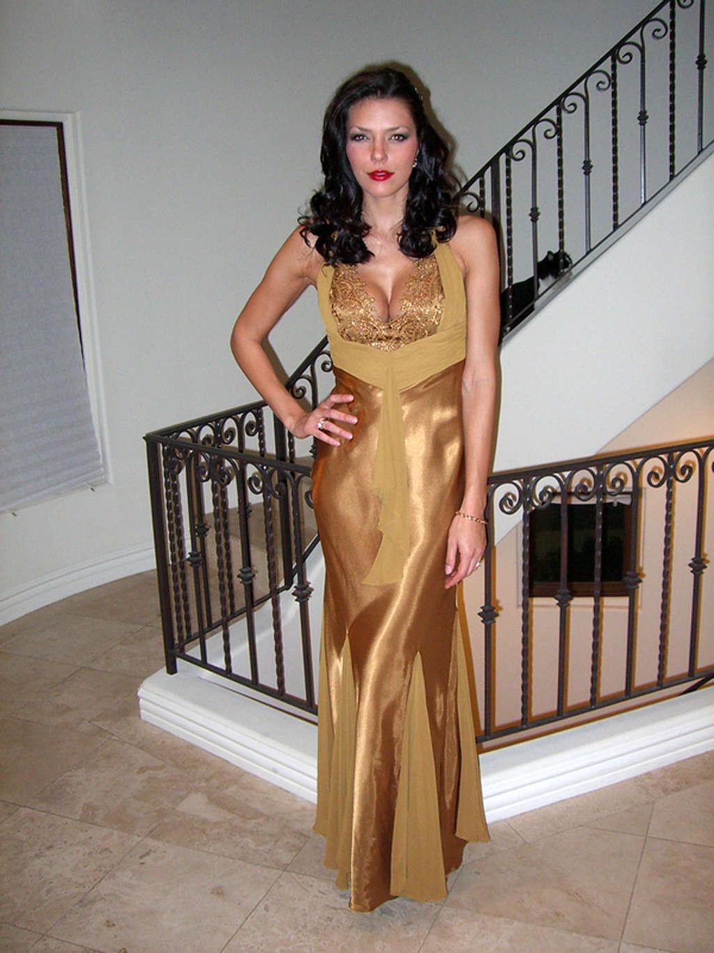 16P Adrianne Curry looking very hot and sexy on her private photos