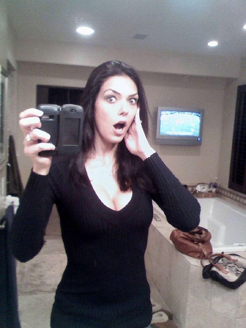 16P Adrianne Curry looking very hot and sexy on her private photos