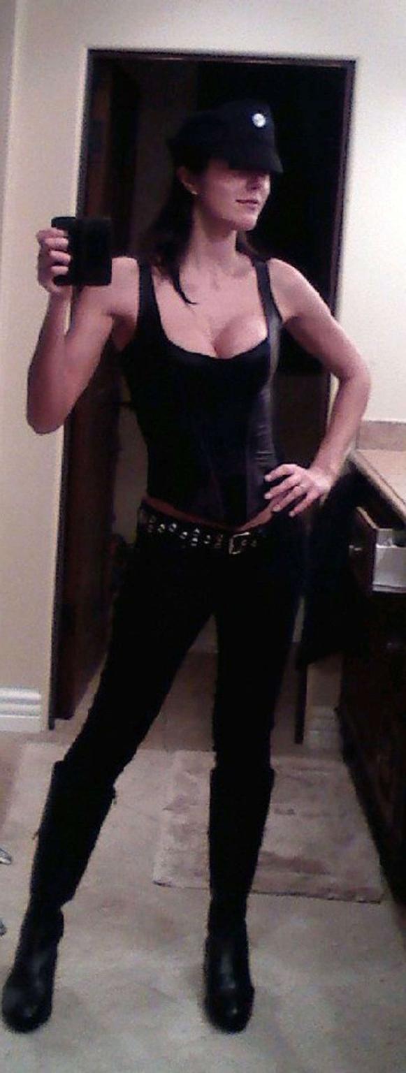 16P Adrianne Curry looking very hot and sexy on her private photos
