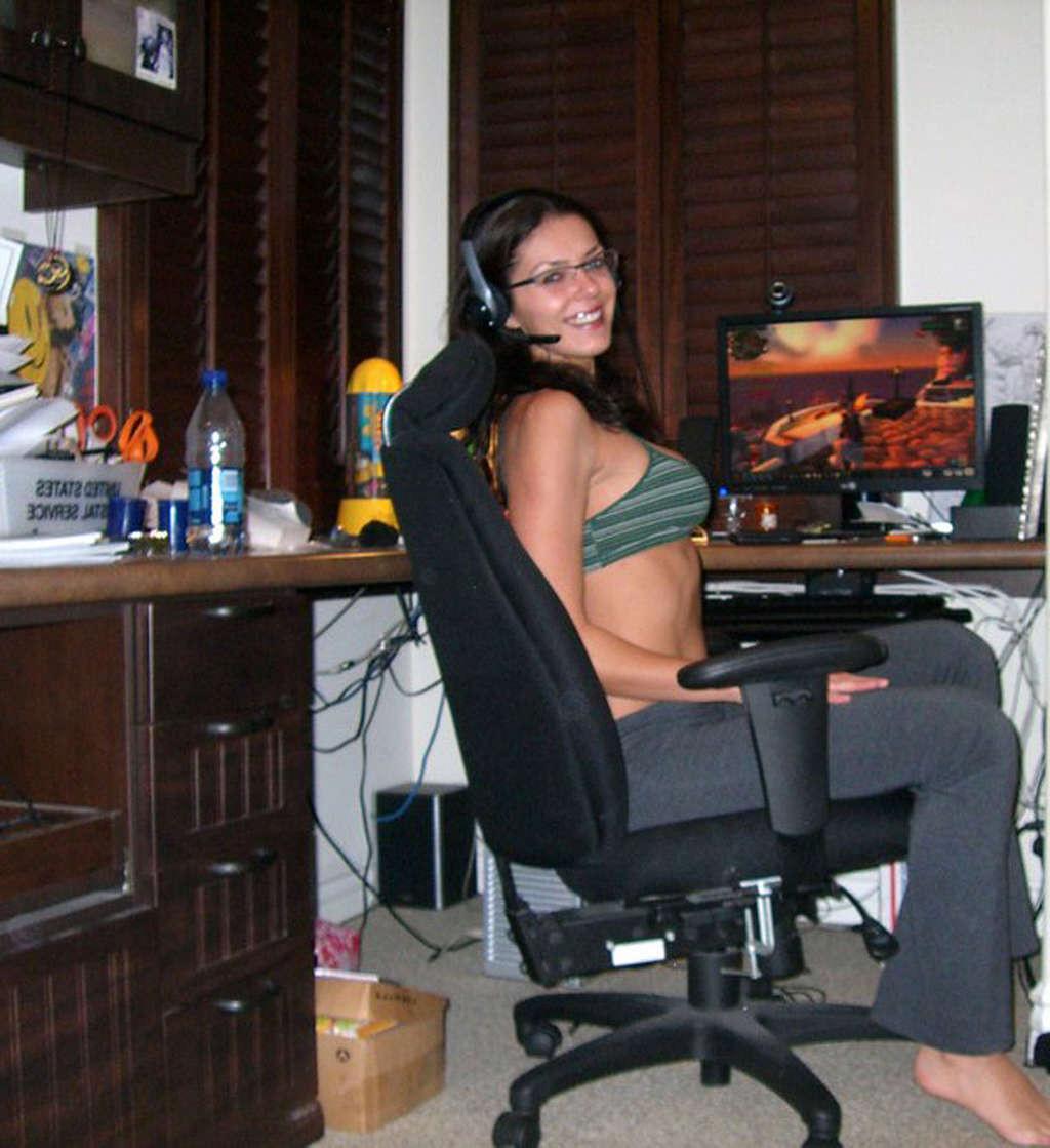 16P Adrianne Curry looking very hot and sexy on her private photos