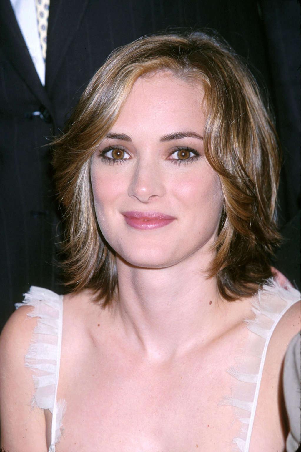 16P Winona Ryder almost downblouse and showing her tits