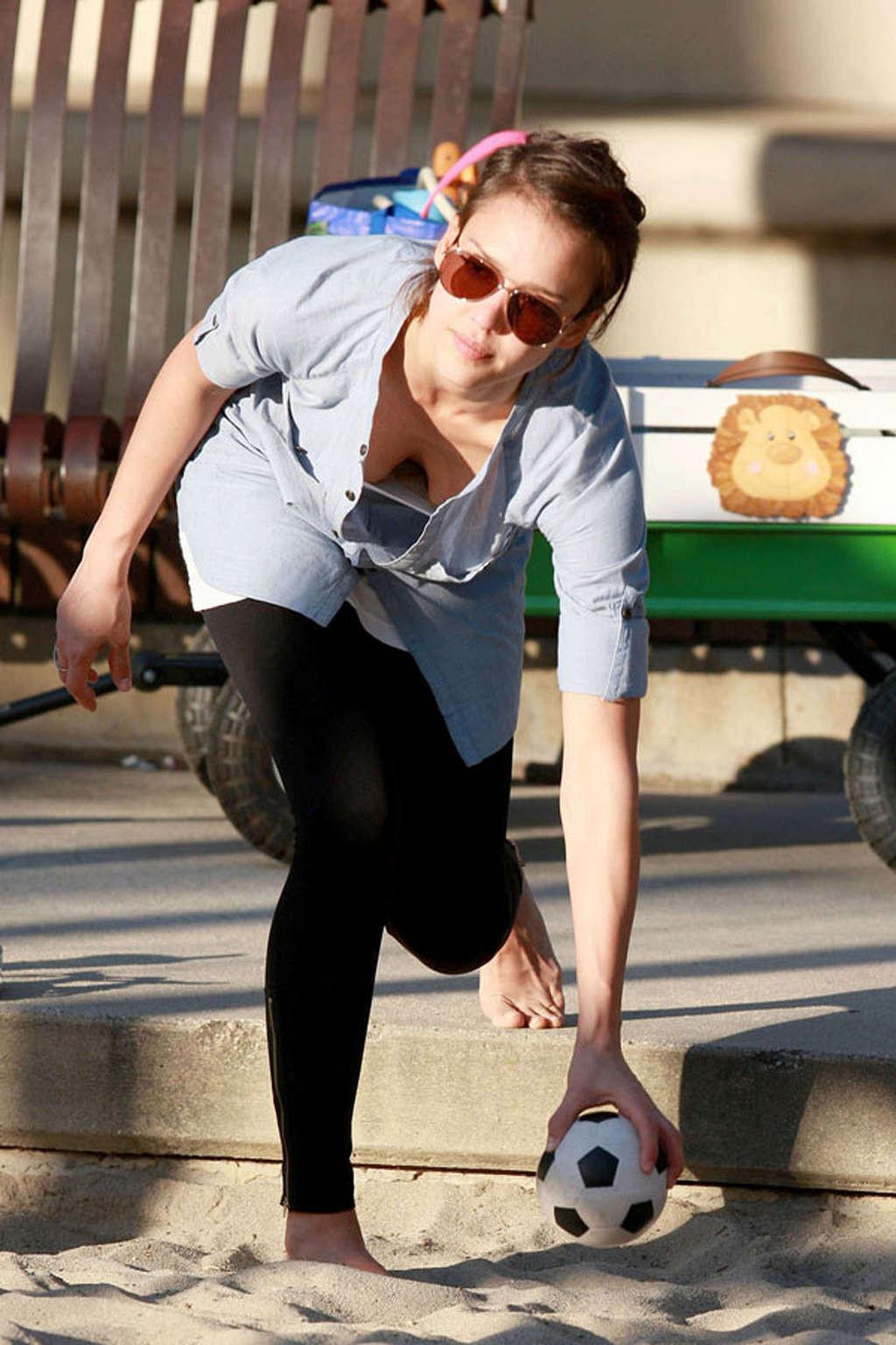 16P Jessica Alba showing her nice ass and downblouse paparazzi shoots