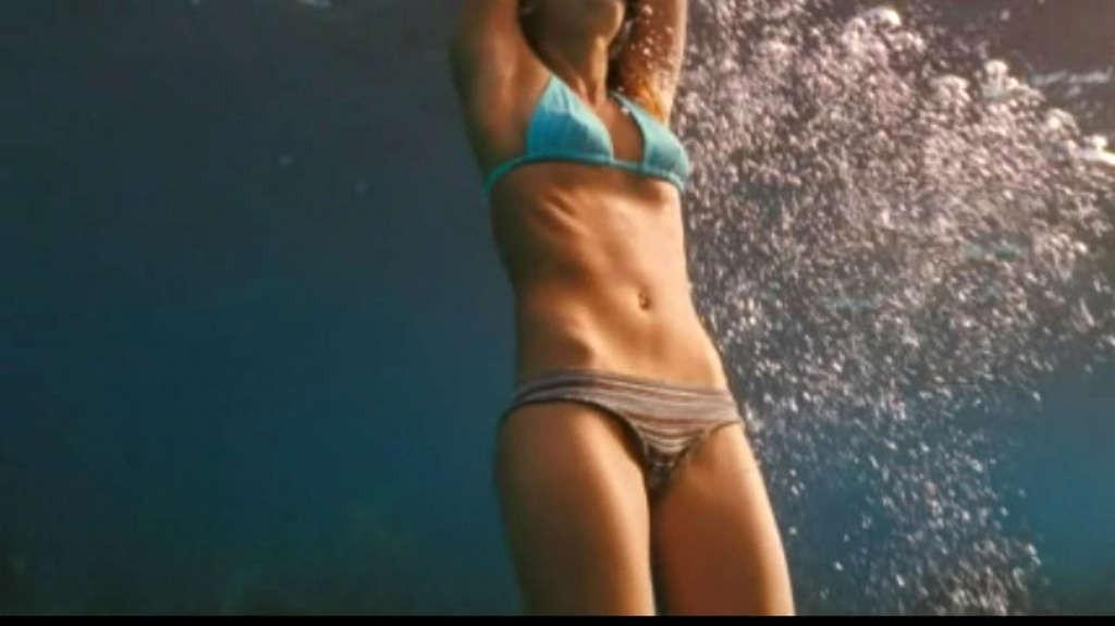 16P Jessica Alba showing her nice ass and downblouse paparazzi shoots