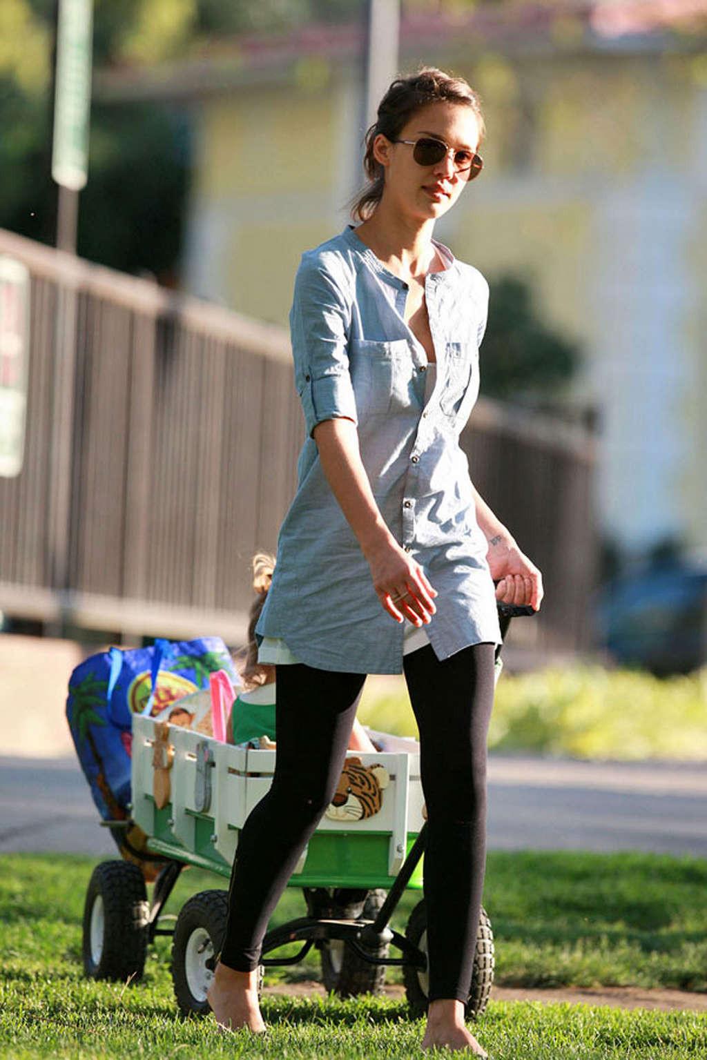 16P Jessica Alba showing her nice ass and downblouse paparazzi shoots