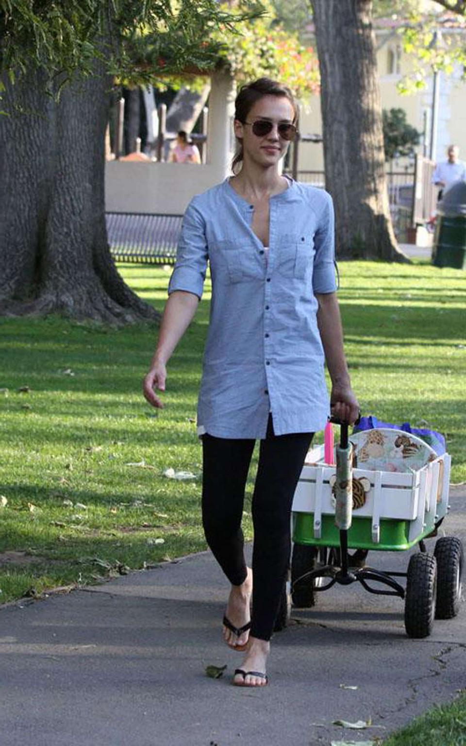 16P Jessica Alba showing her nice ass and downblouse paparazzi shoots