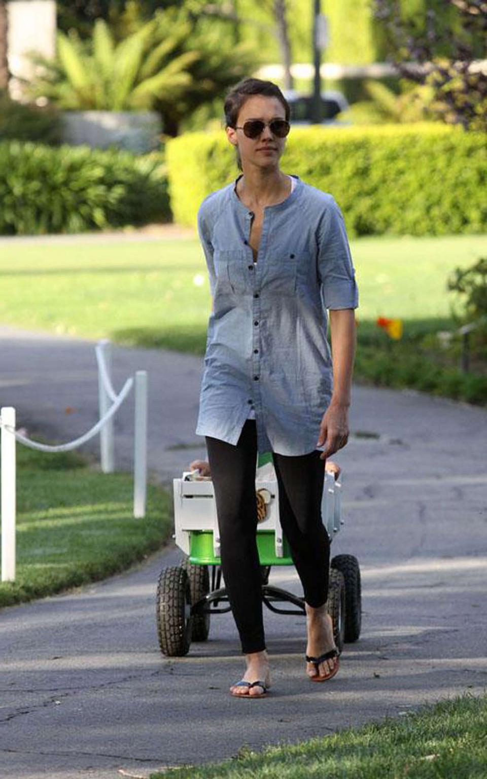16P Jessica Alba showing her nice ass and downblouse paparazzi shoots