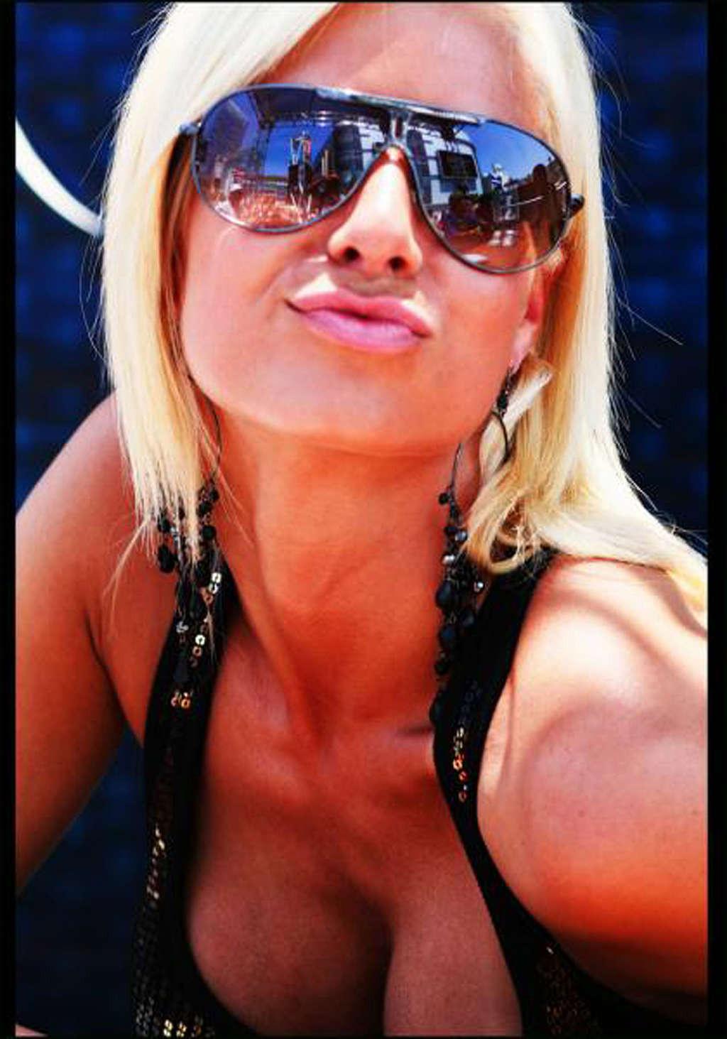 16P Maryse Ouellet looking nice and hot on her sexy private photos