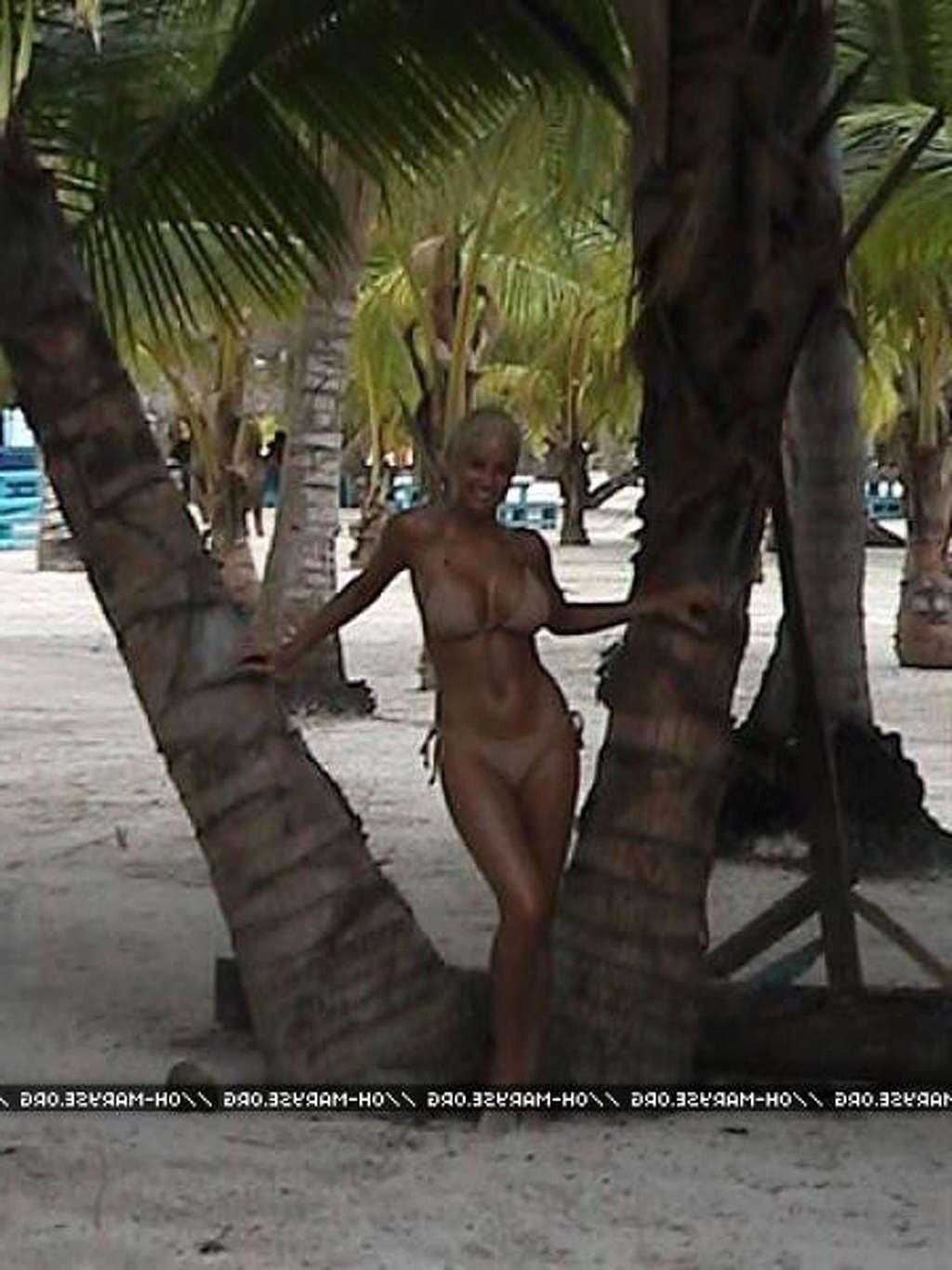 16P Maryse Ouellet looking nice and hot on her sexy private photos