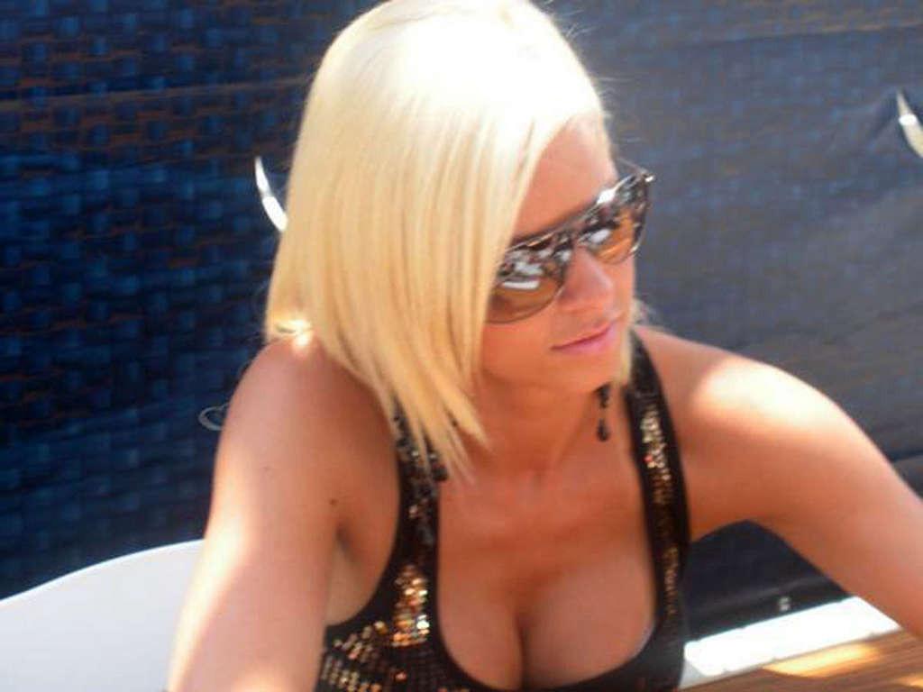 16P Maryse Ouellet looking nice and hot on her sexy private photos