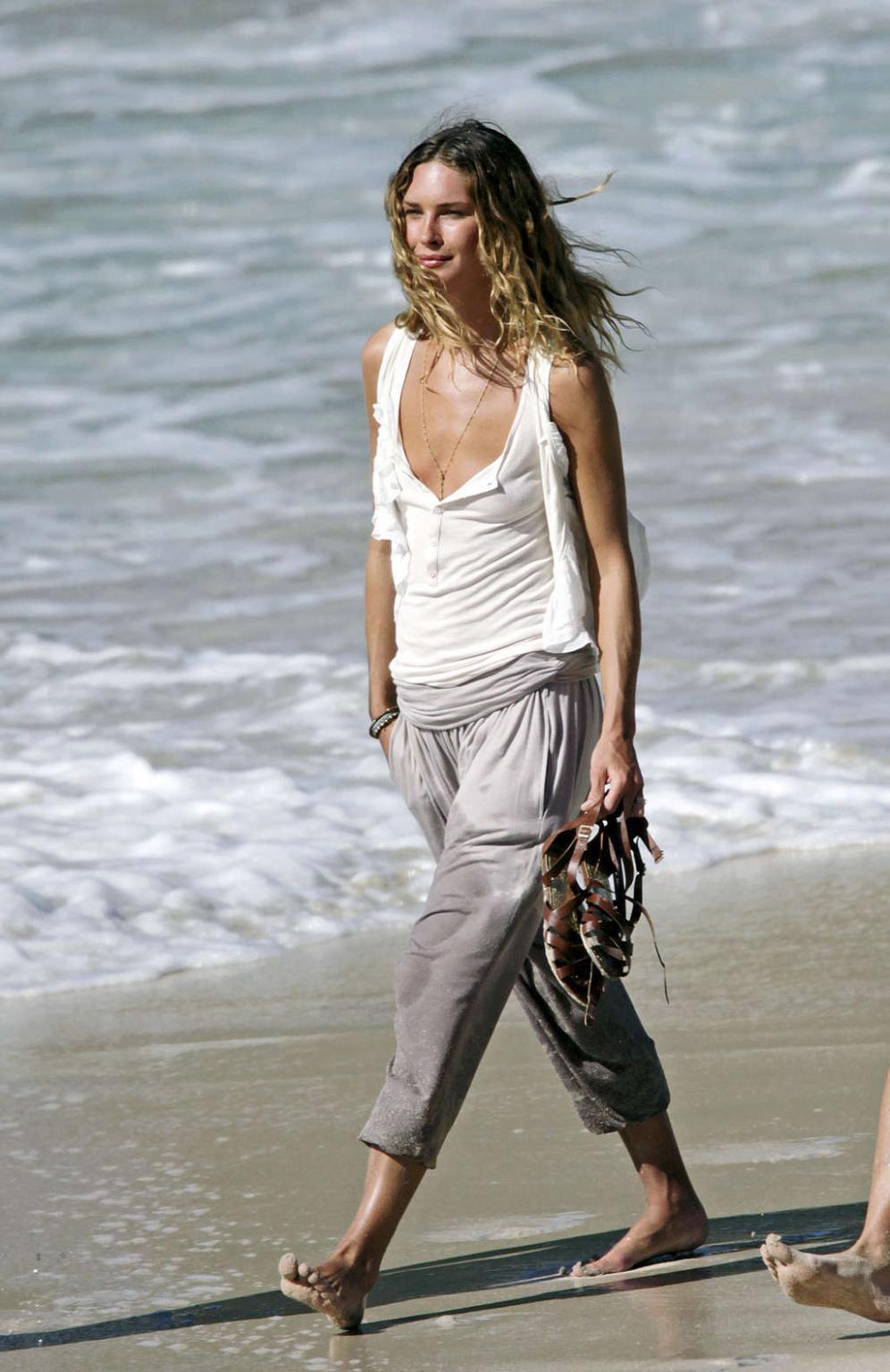 16P Erin Wasson exposing her nice tits on beach and see thru dress