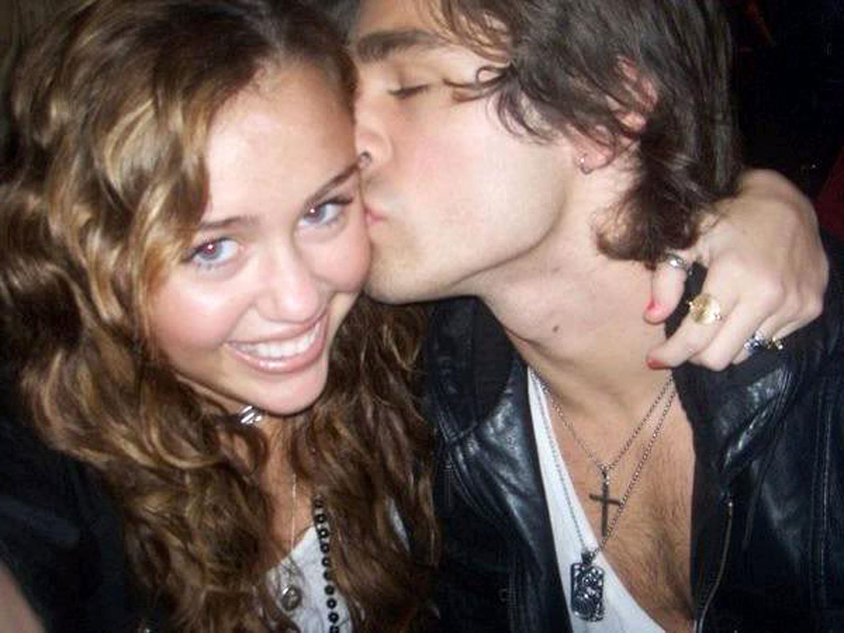 16P Miley Cyrus looking very hot and sexy on her private photos