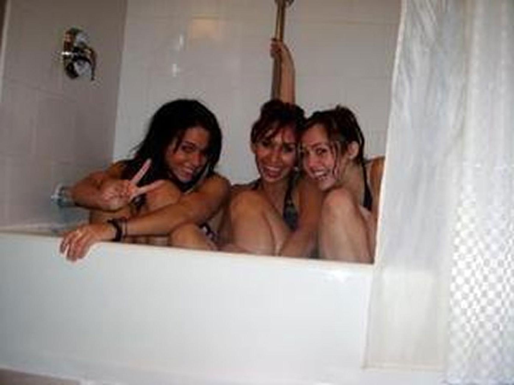 16P Miley Cyrus looking very hot and sexy on her private photos