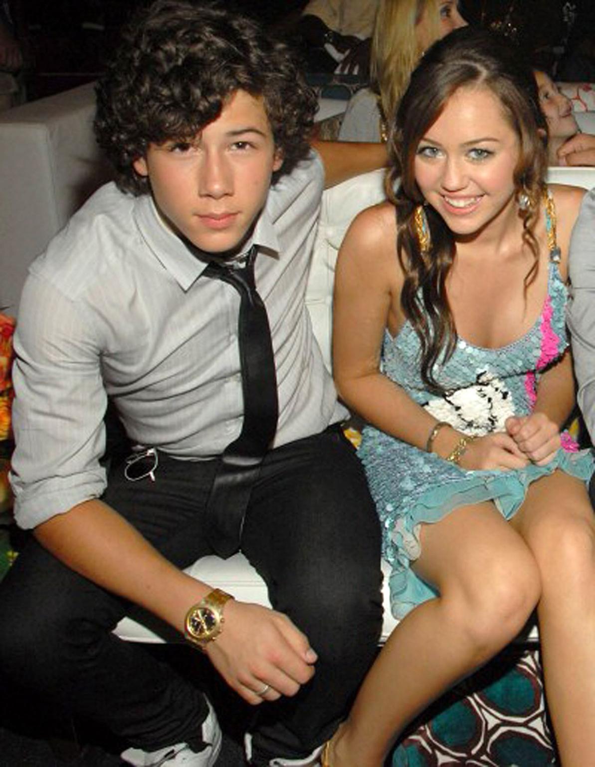 16P Miley Cyrus looking very hot and sexy on her private photos