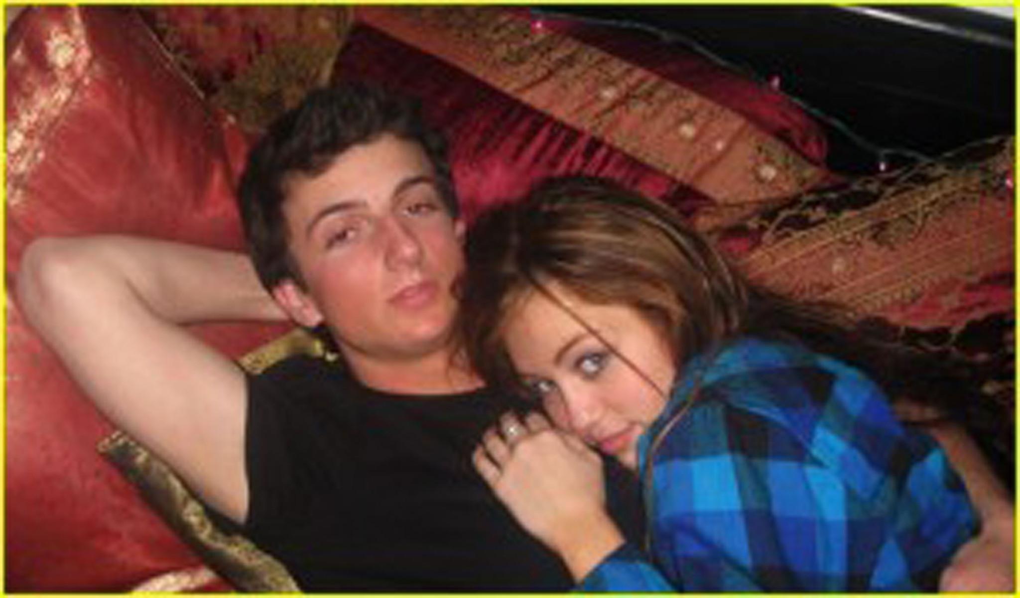 16P Miley Cyrus looking very hot and sexy on her private photos