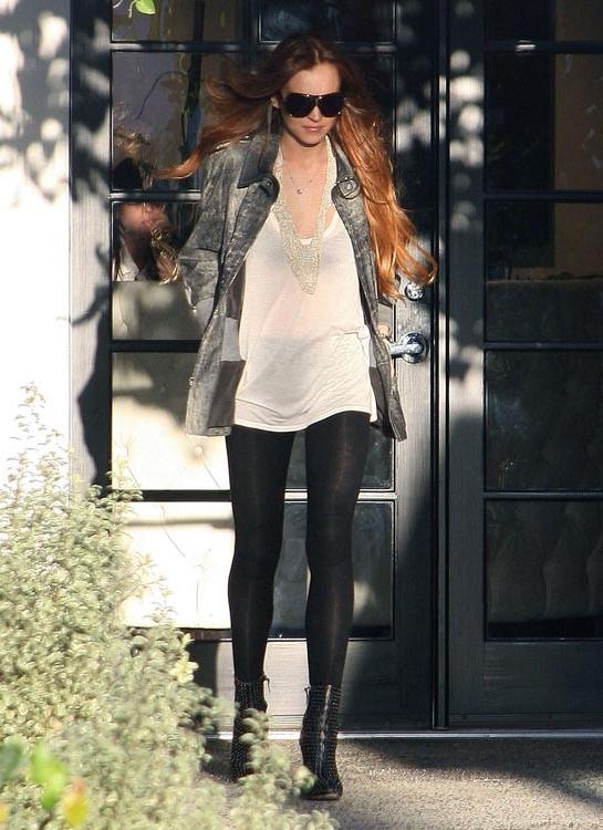 15P Lindsay Lohan seductive in the bed with a guy