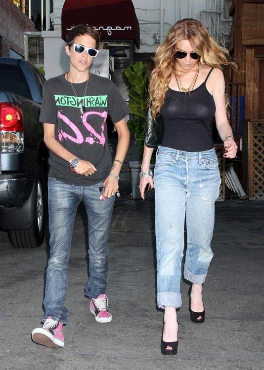 15P Lindsay Lohan seductive in the bed with a guy