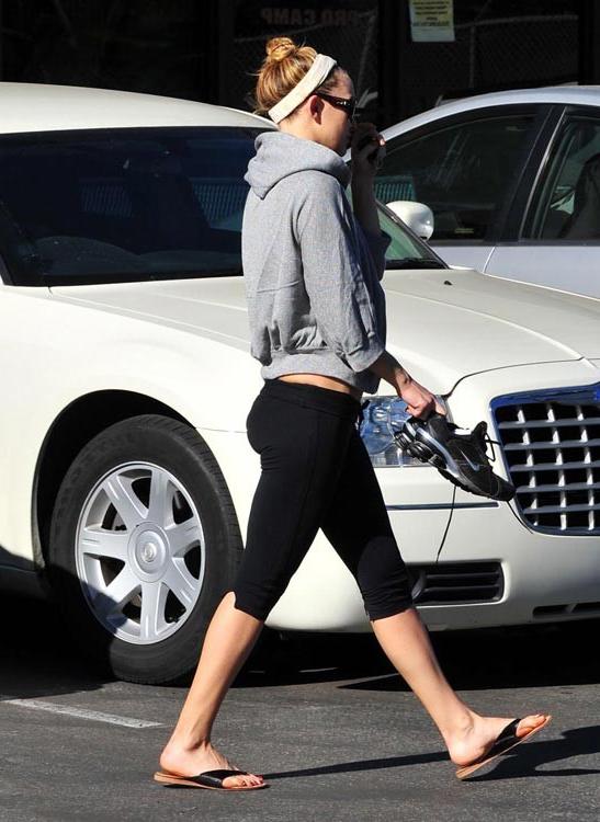 15P Kate Hudson flashing ass and see thru tits
