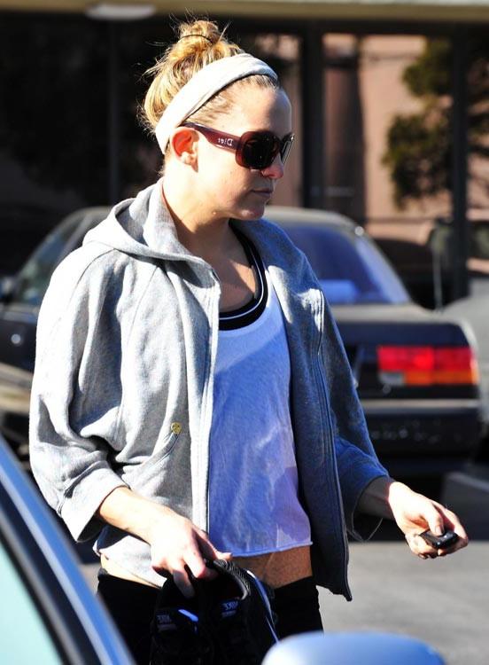 15P Kate Hudson flashing ass and see thru tits