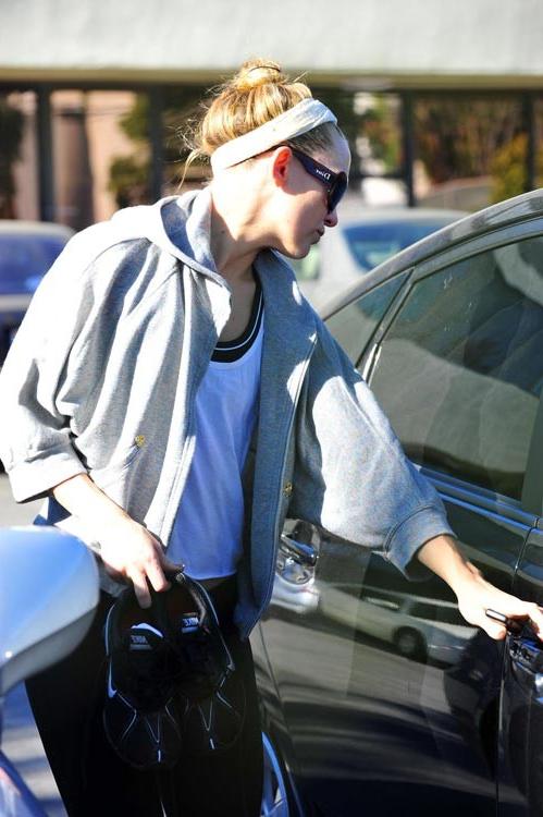 15P Kate Hudson flashing ass and see thru tits