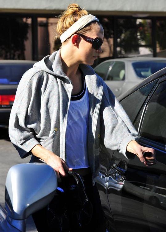 15P Kate Hudson flashing ass and see thru tits