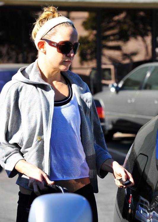 15P Kate Hudson flashing ass and see thru tits