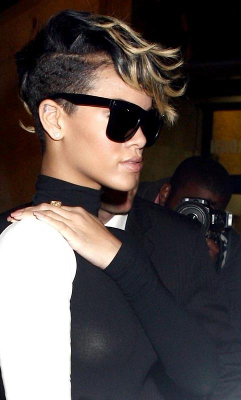 15P Rihanna upskirt and see through of her panties