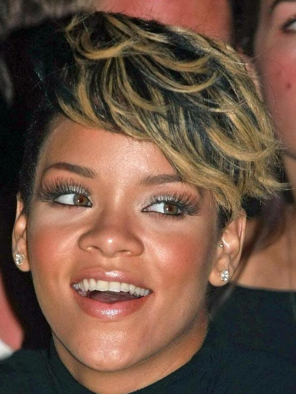 15P Rihanna upskirt and see through of her panties