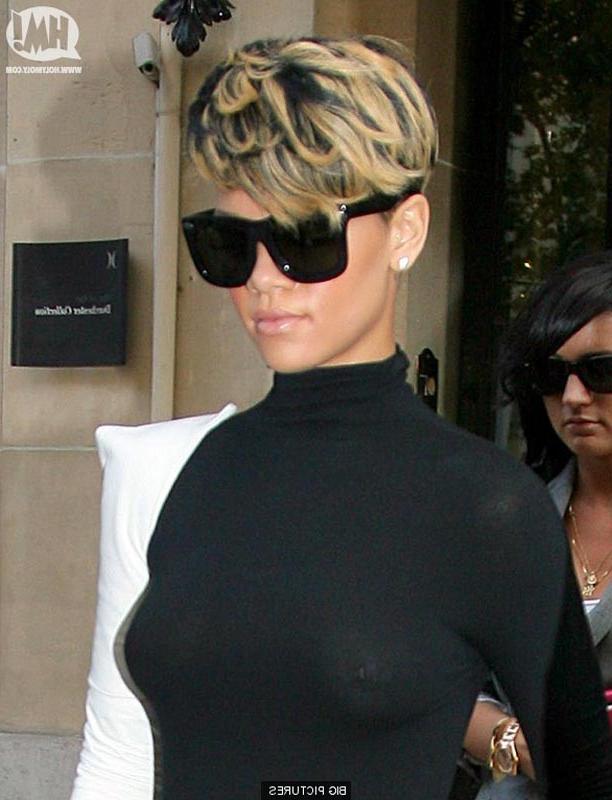 15P Rihanna upskirt and see through of her panties