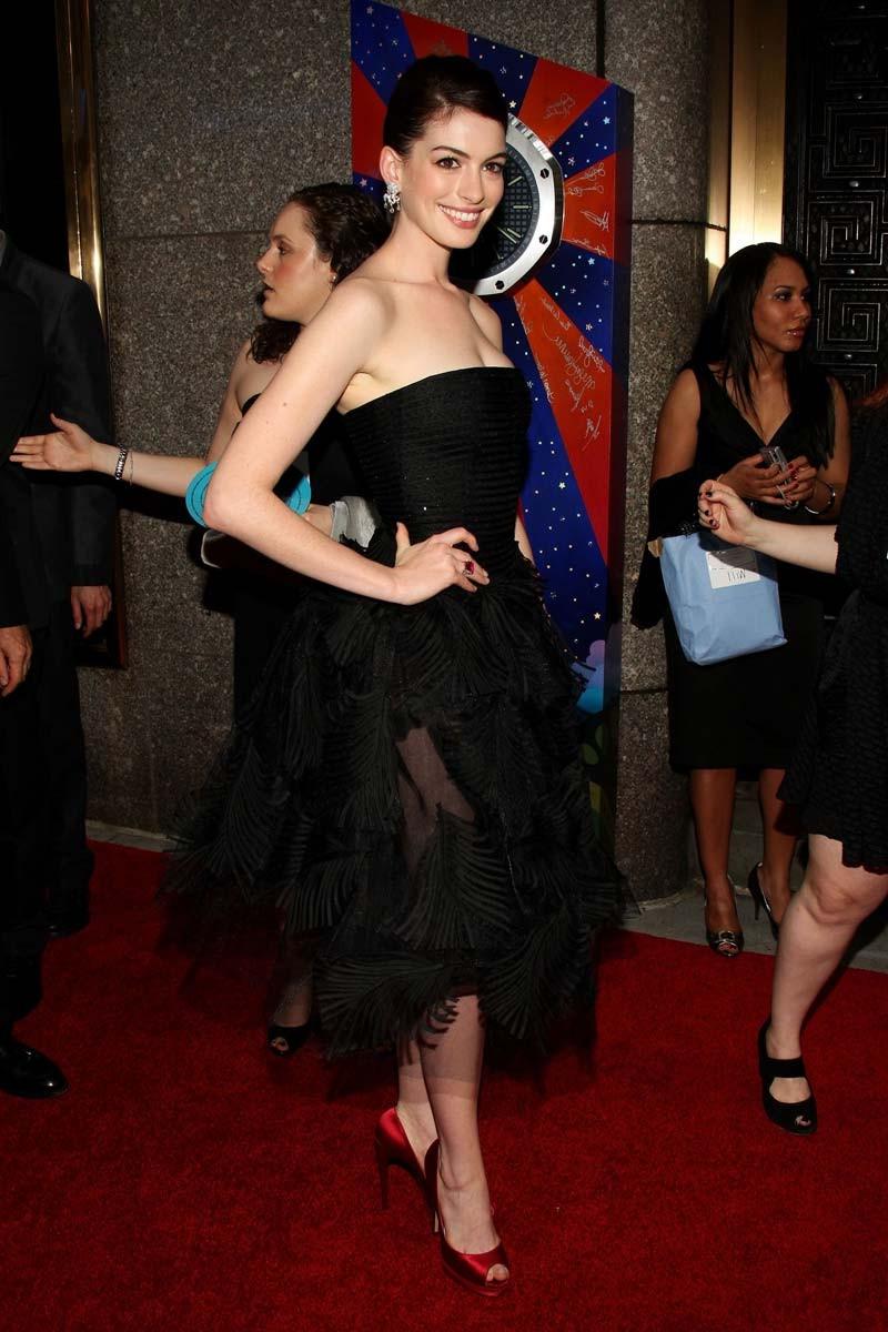 15P Anne Hathaway gorgeous nude topless in sex caps