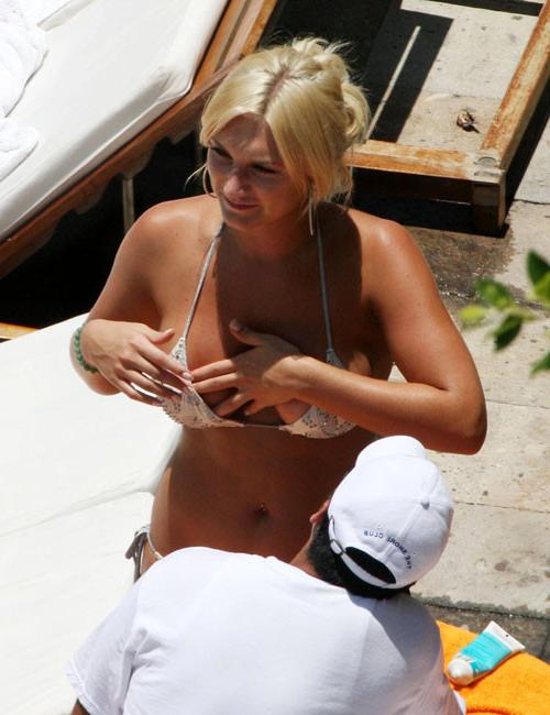 16P Brooke Hogan look sexy in bikini paparazzi pictures and downblouse