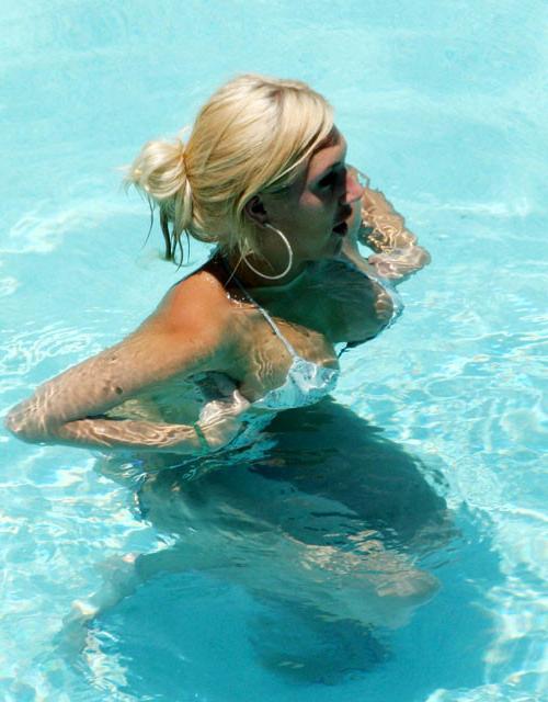 16P Brooke Hogan look sexy in bikini paparazzi pictures and downblouse