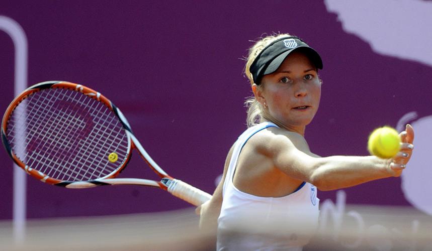10P Maria Sharapova downblouse on court and upskirt paparazzi pictures