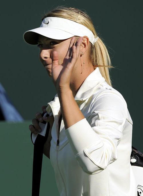 16P Maria Sharapova downblouse on court and upskirt paparazzi pictures