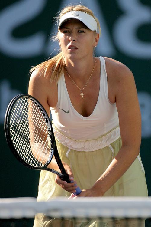 16P Maria Sharapova downblouse on court and upskirt paparazzi pictures