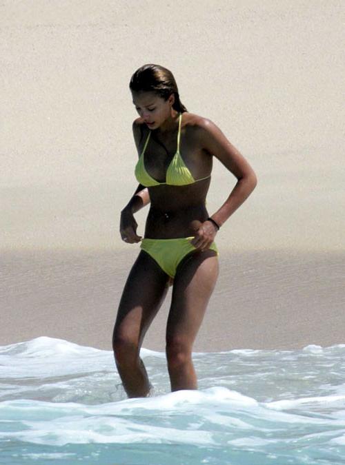 16P Jessica Alba showing her nice big tits in see thru