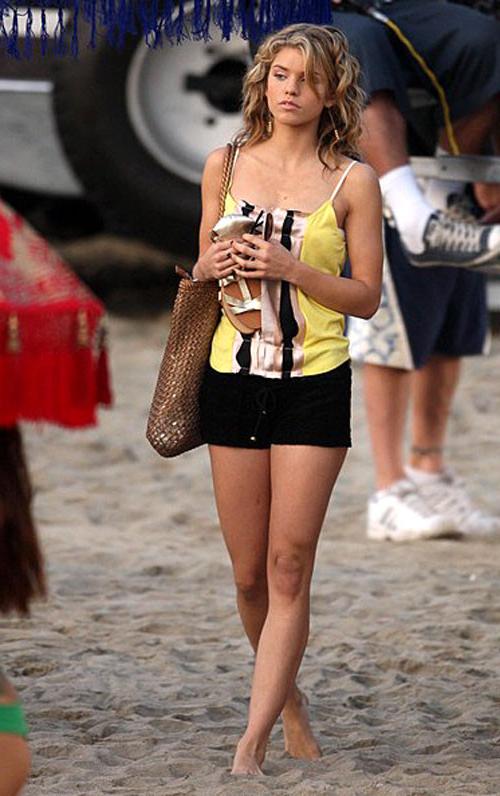 16P AnnaLynne McCord showing her nice big tits oops