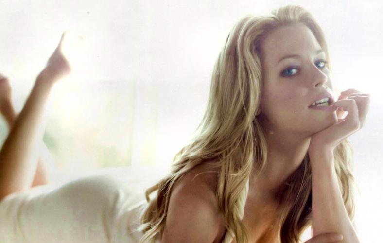 16P Elizabeth Banks showing her nice tits in see thru
