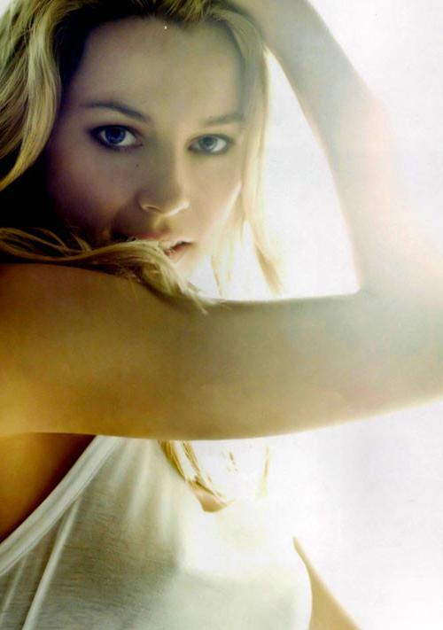 16P Elizabeth Banks showing her nice tits in see thru