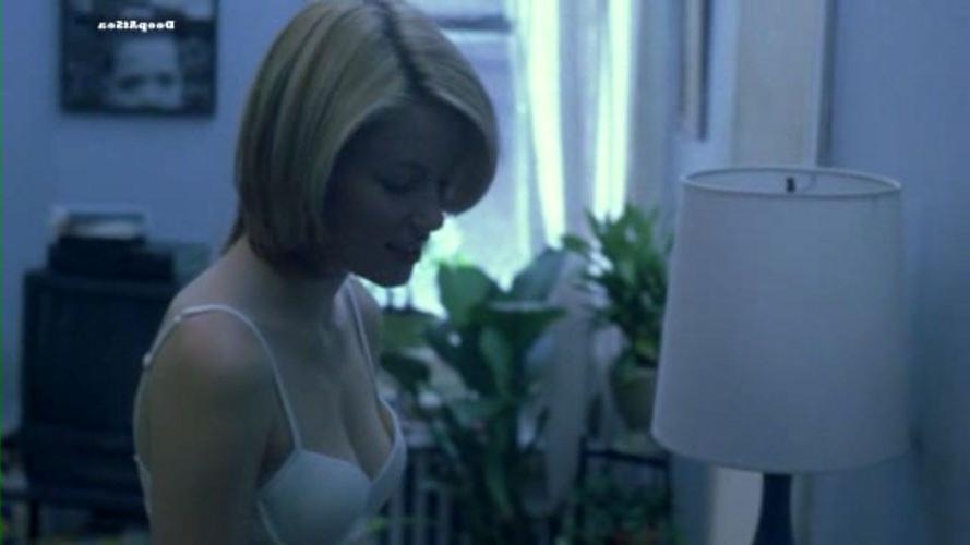 16P Elizabeth Banks showing her nice tits in see thru