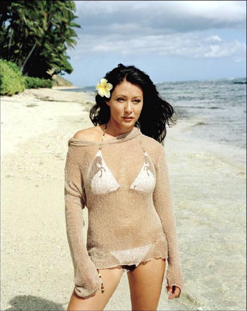 16P Shannon Doherty showing her nice tits in see thru