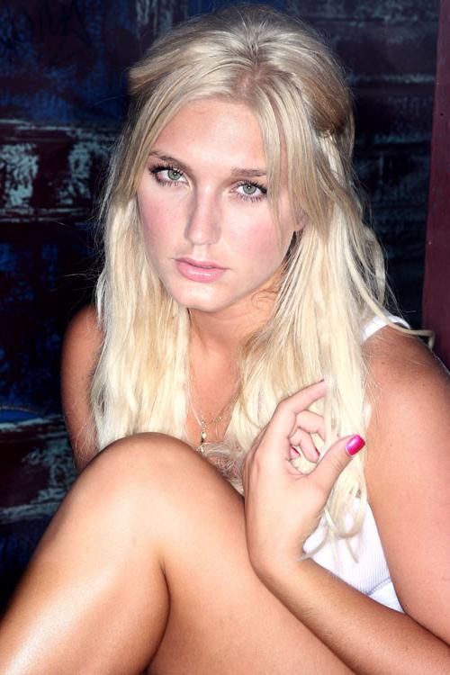 16P Brooke Hogan downblouse and show panties upskirt paparazzi pics